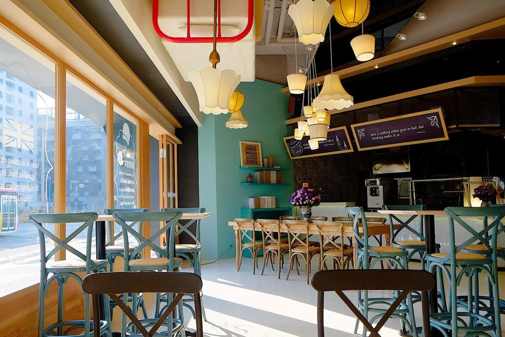 Hotel 7 Taichung Bagian luar foto