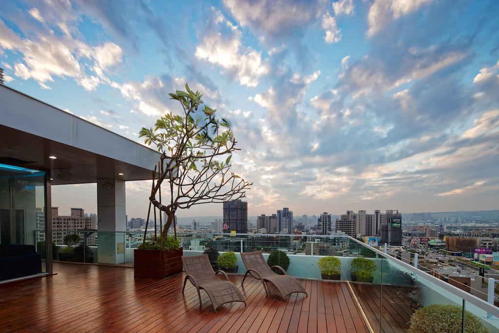 Hotel 7 Taichung Bagian luar foto