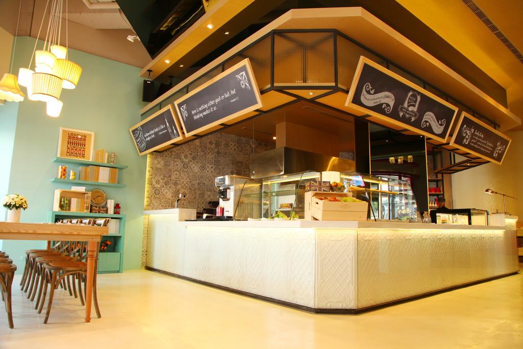 Hotel 7 Taichung Bagian luar foto