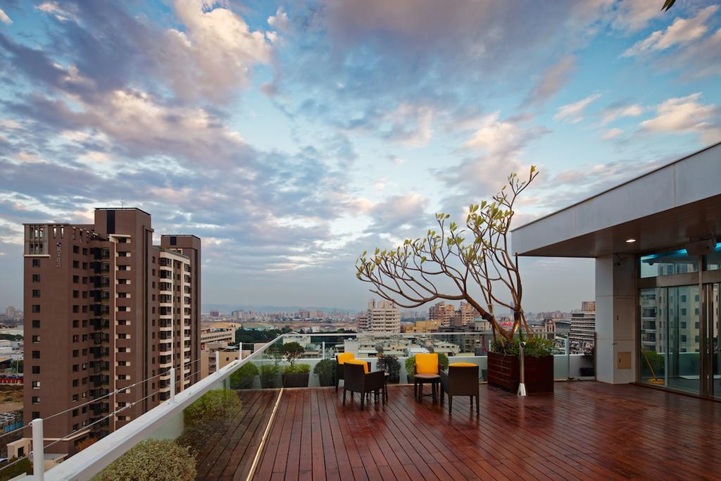 Hotel 7 Taichung Bagian luar foto