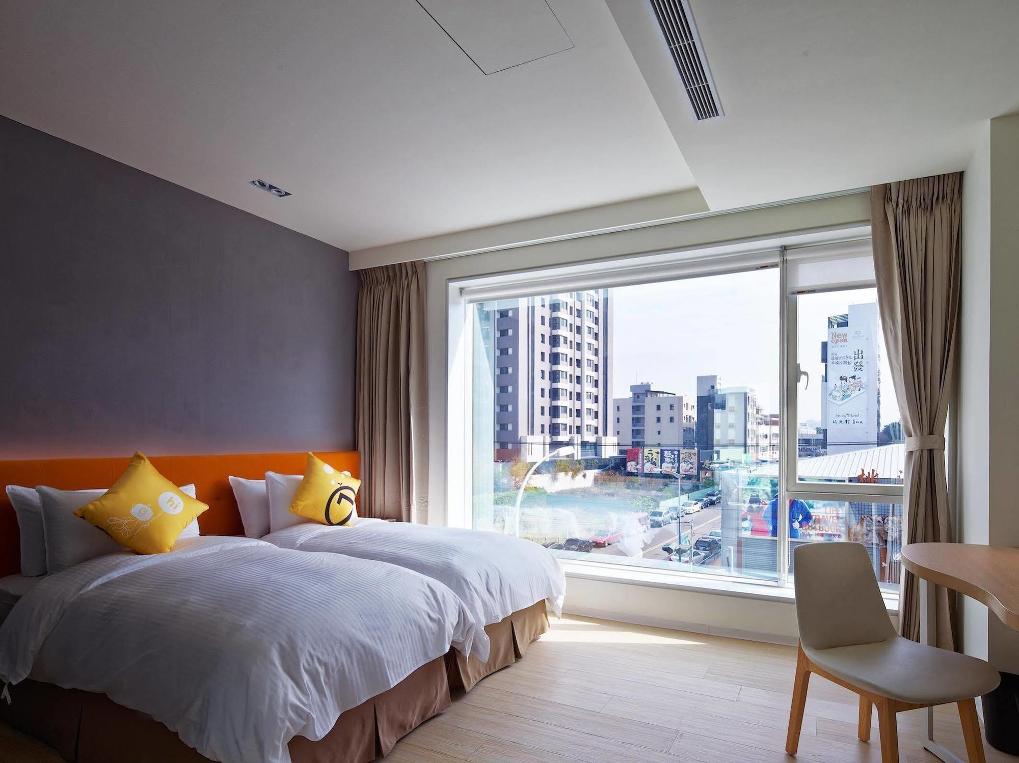 Hotel 7 Taichung Bagian luar foto