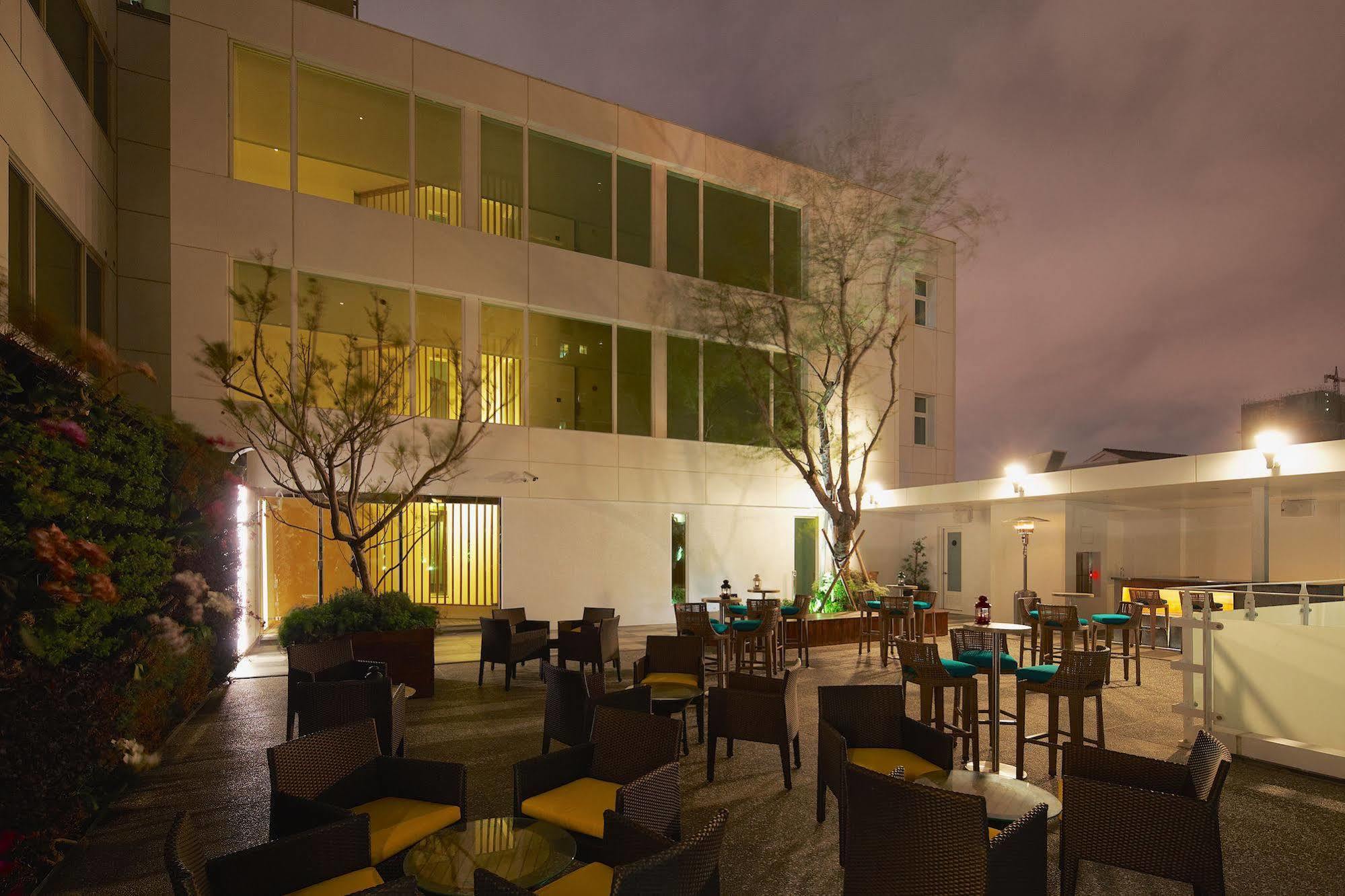 Hotel 7 Taichung Bagian luar foto