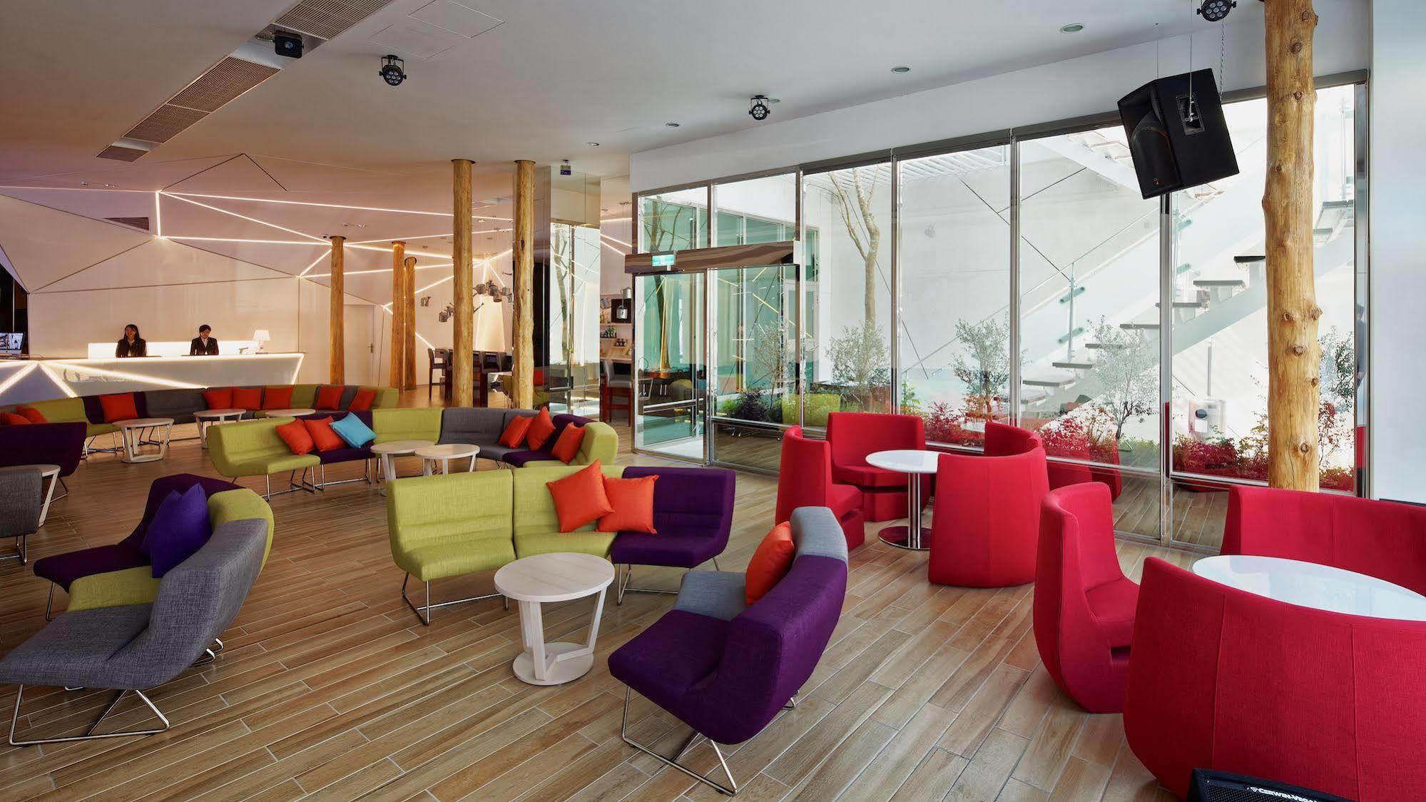 Hotel 7 Taichung Bagian luar foto