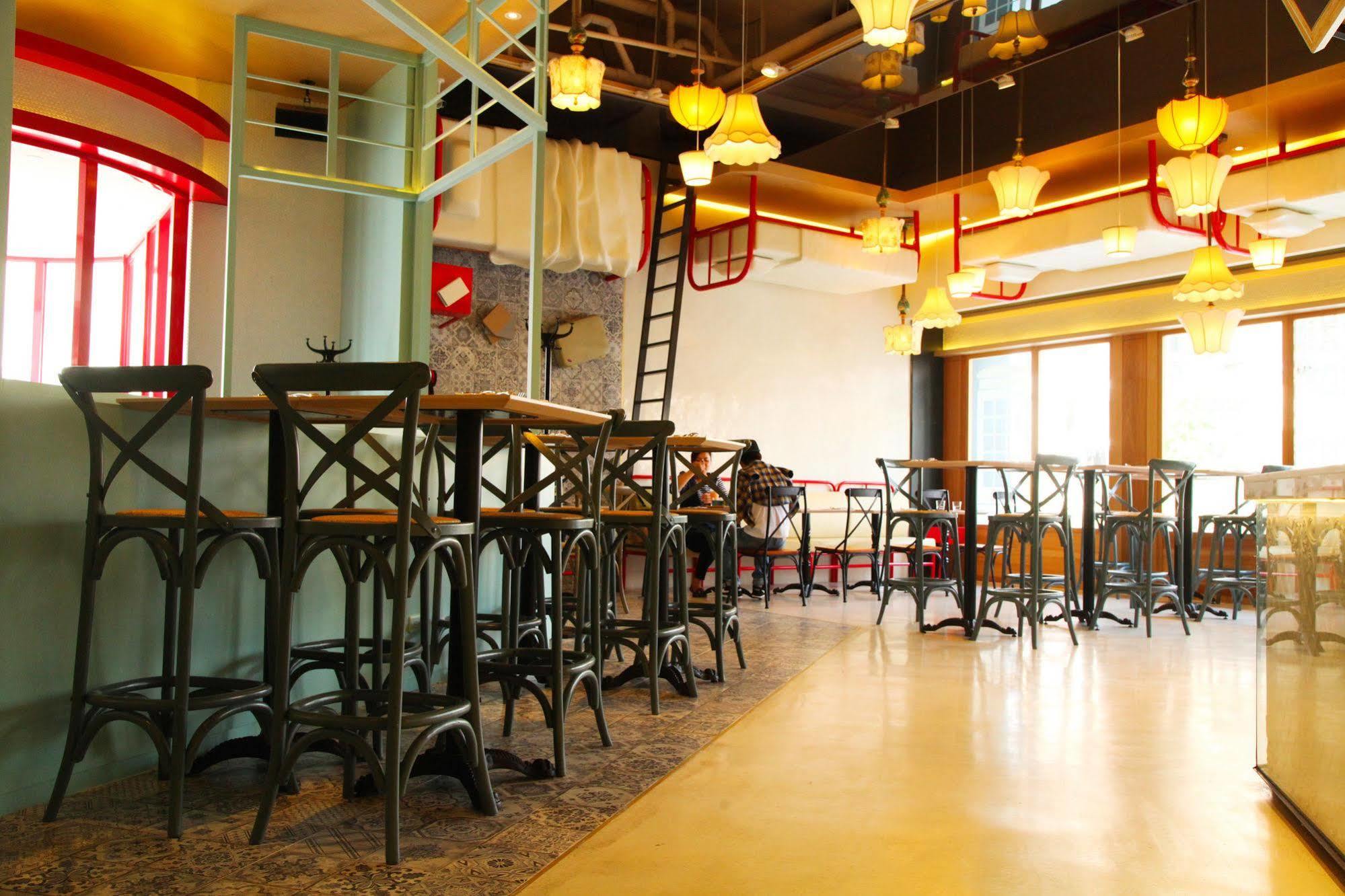 Hotel 7 Taichung Bagian luar foto