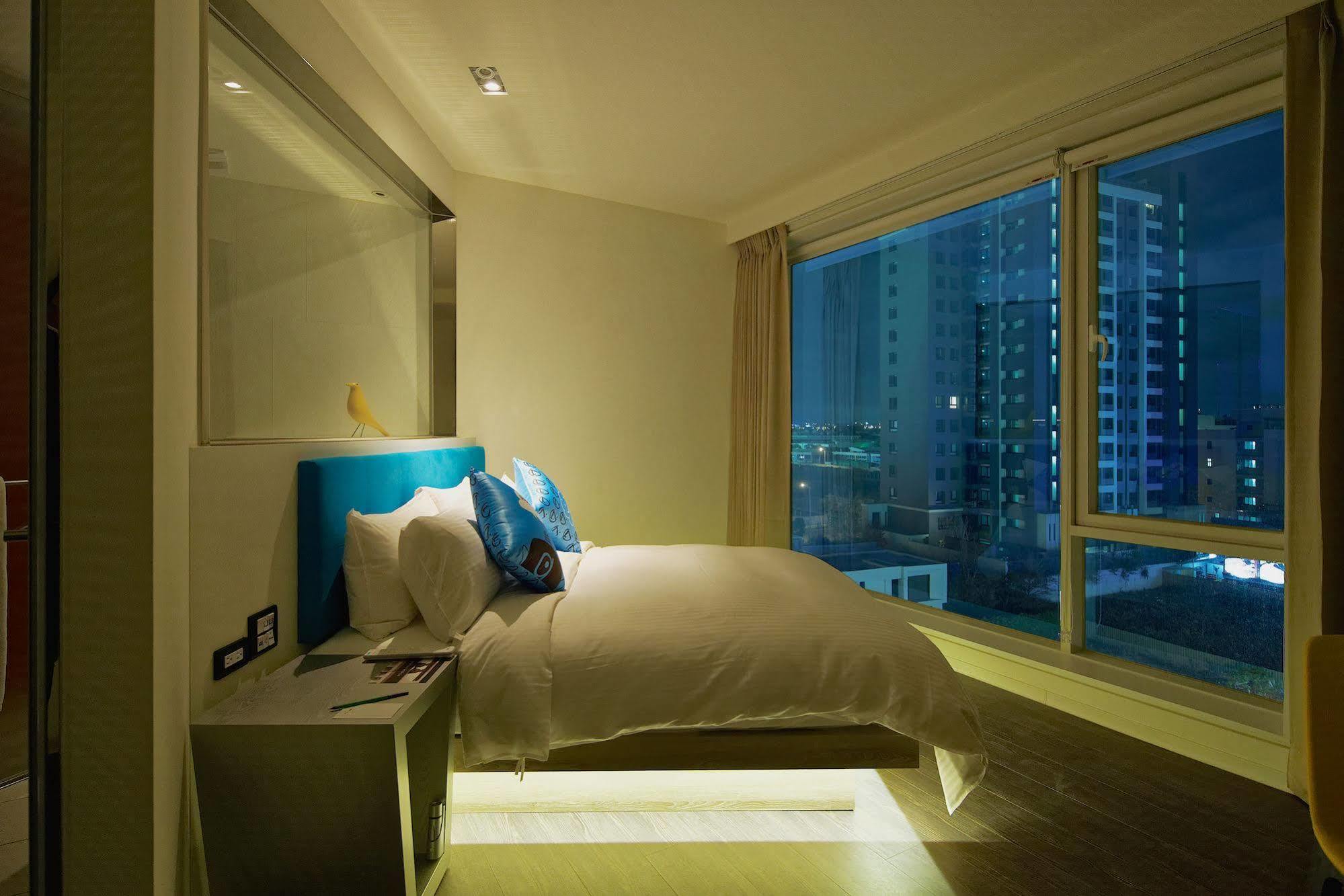 Hotel 7 Taichung Bagian luar foto