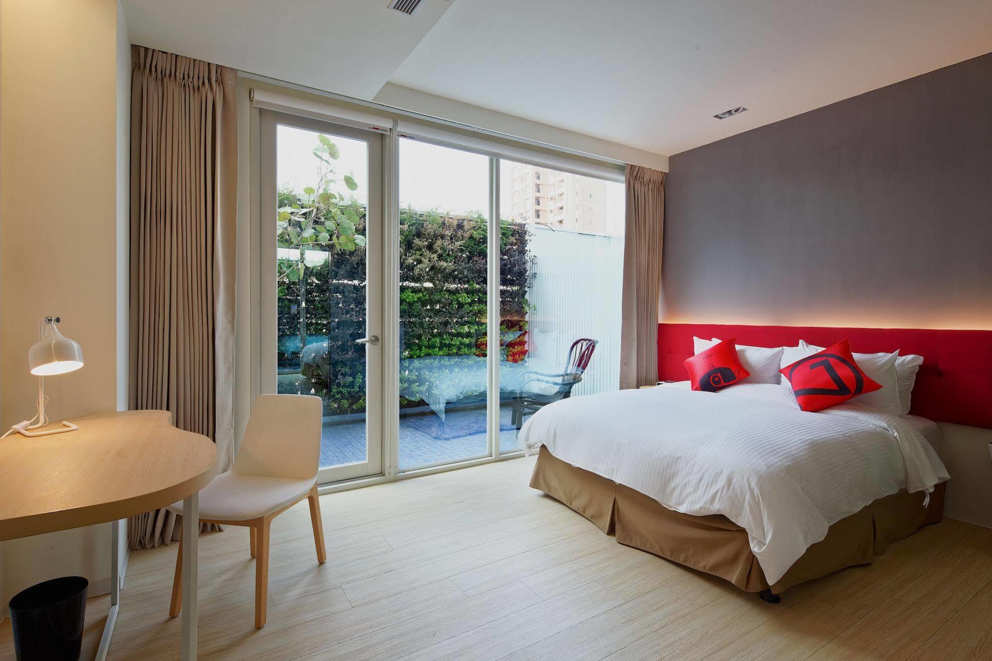 Hotel 7 Taichung Bagian luar foto